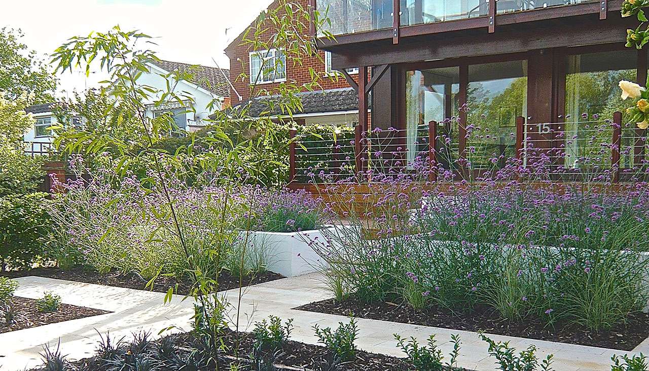 A contemporary riverside garden for this HUf House on the Thames