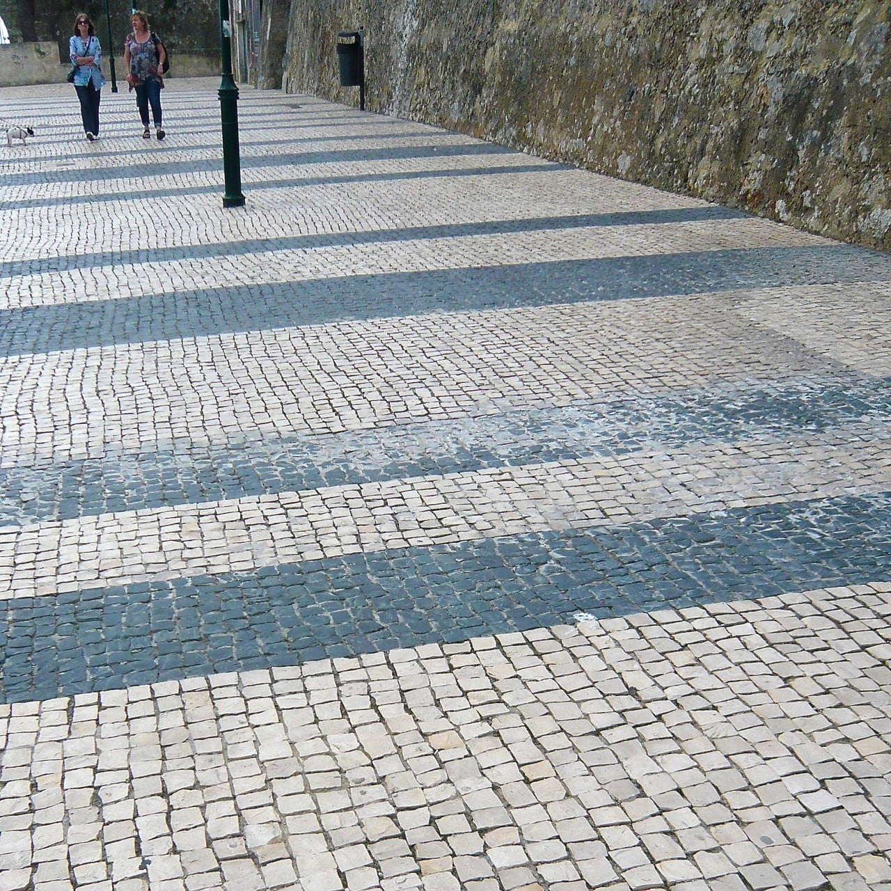 I love this paving we saw everywhere in Portugal - so stylish & decorative. Far better than nasty tarmac!