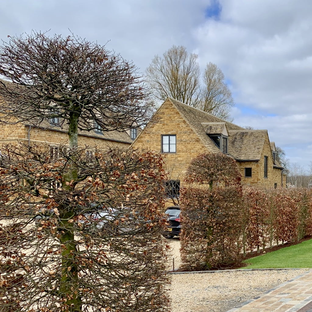 Cotswold famhouse with beech hedging by Jo Alderson Design